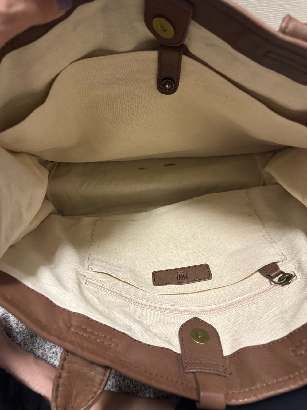 Frye Classic Brown Leather Tote Bag - Women's Everyday Shoulder Bag - Picture 4 of 4